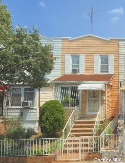 31-15 95 St - Photo 1