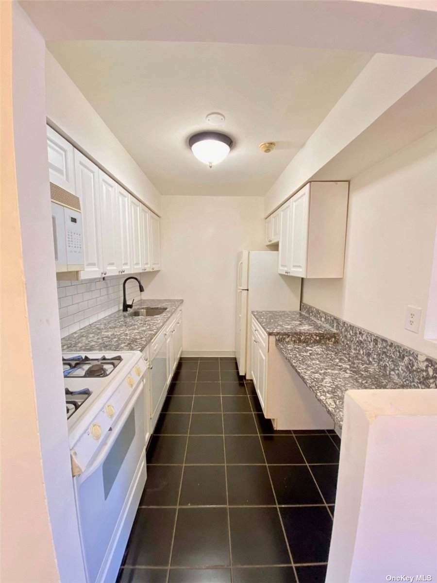 217 Pointe Circle - Photo 1