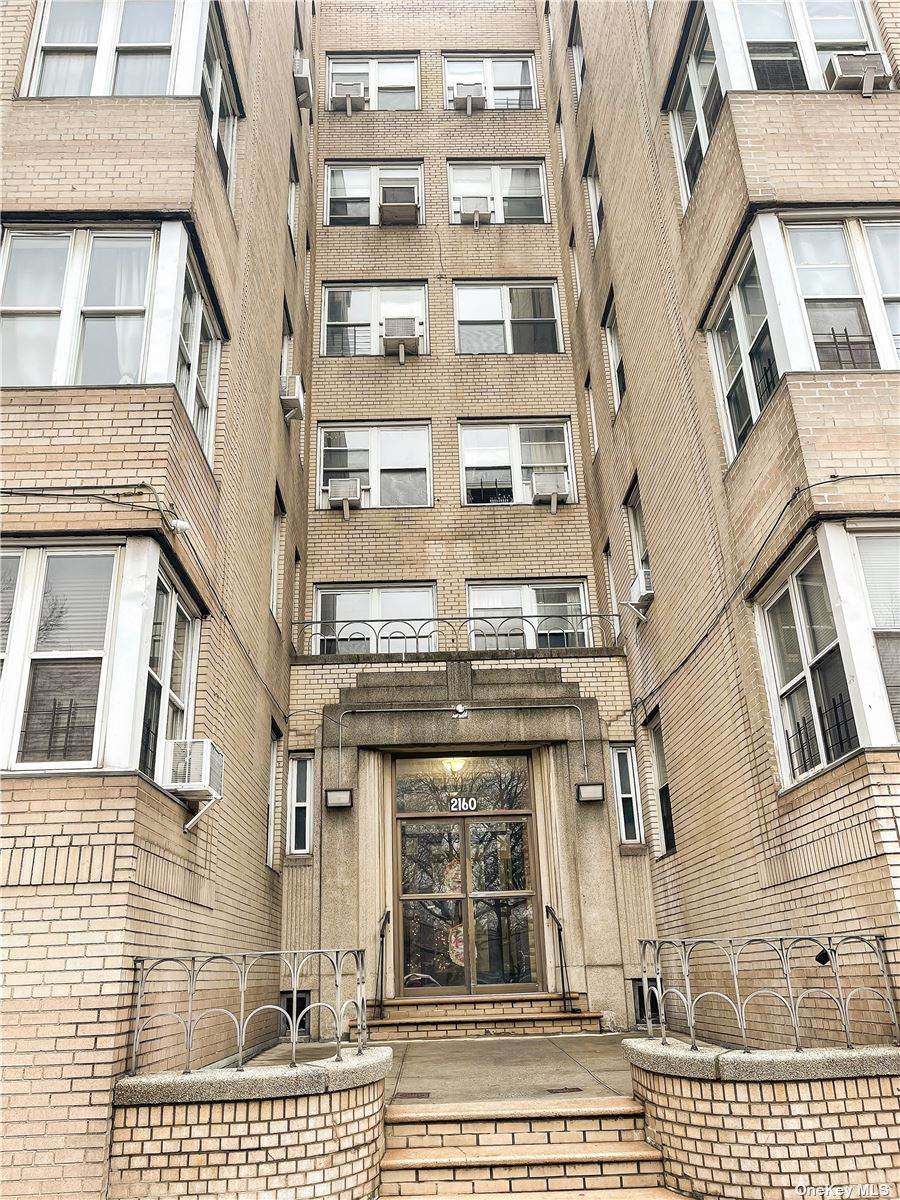 2160 Bronx Park East - Photo 1