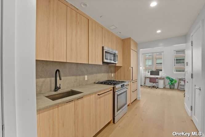 24-16 Queens Plaza - Photo 1