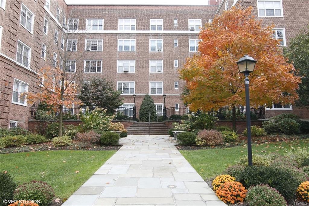 8 Midland Gardens - Photo 1
