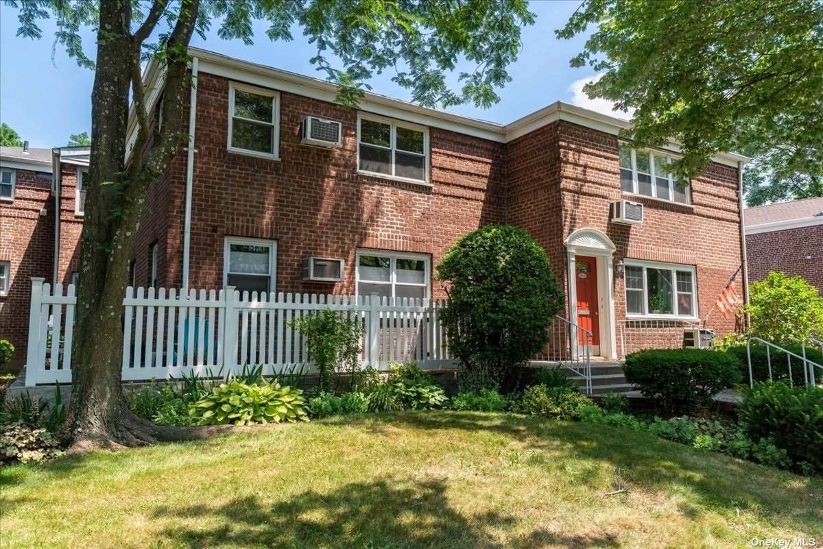 224-39 Kingsbury Avenue - Photo 1