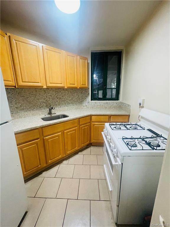 1554 Unionport Road - Photo 1
