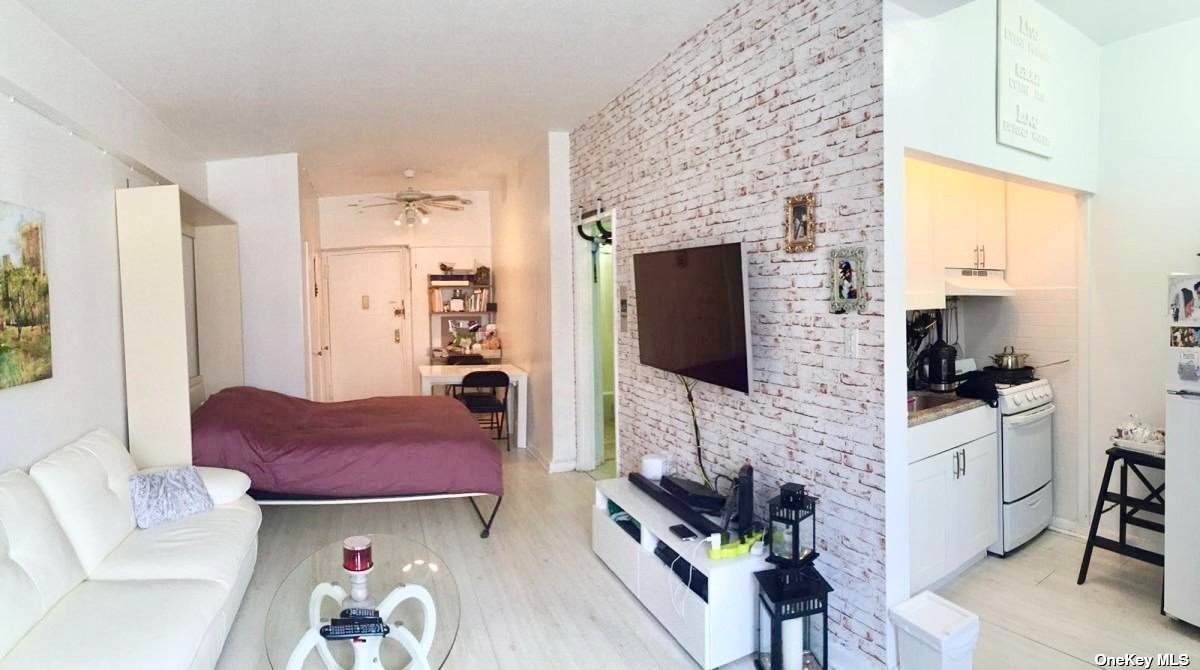 141-05 Pershing Crescent - Photo 1