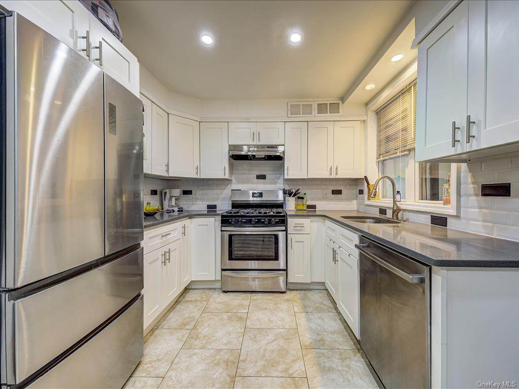 1566 Paulding Avenue - Photo 1