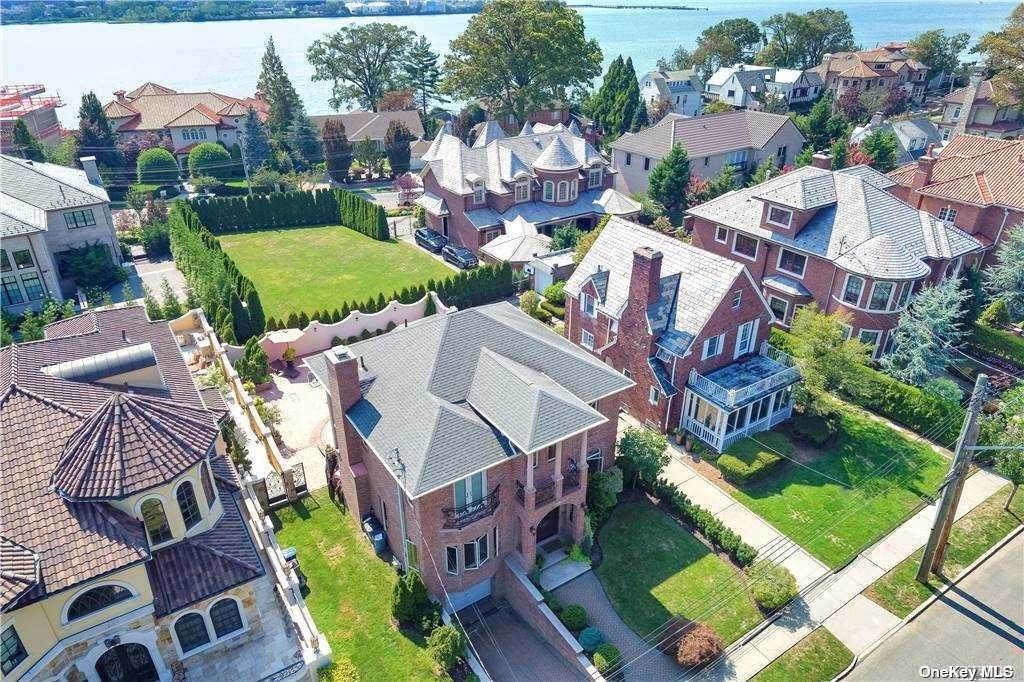 320 Parsons Boulevard - Photo 1