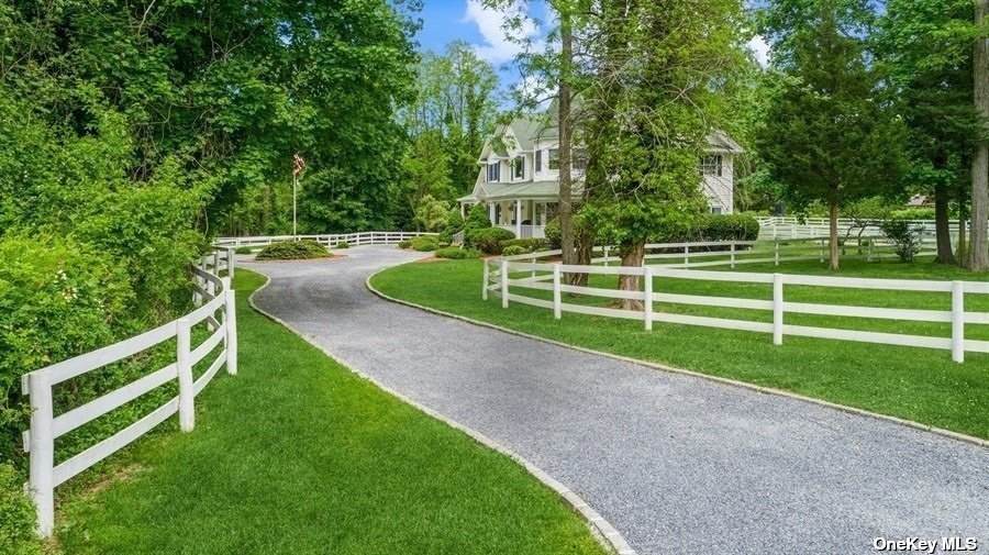 4 Holly Lane - Photo 1