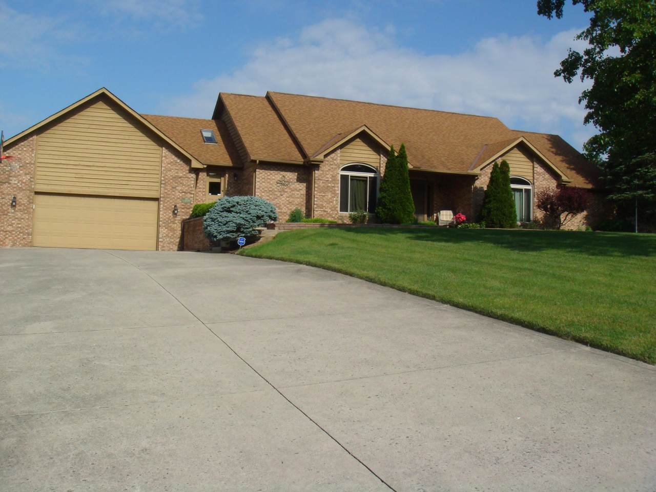 809 Creekview Court - Photo 1