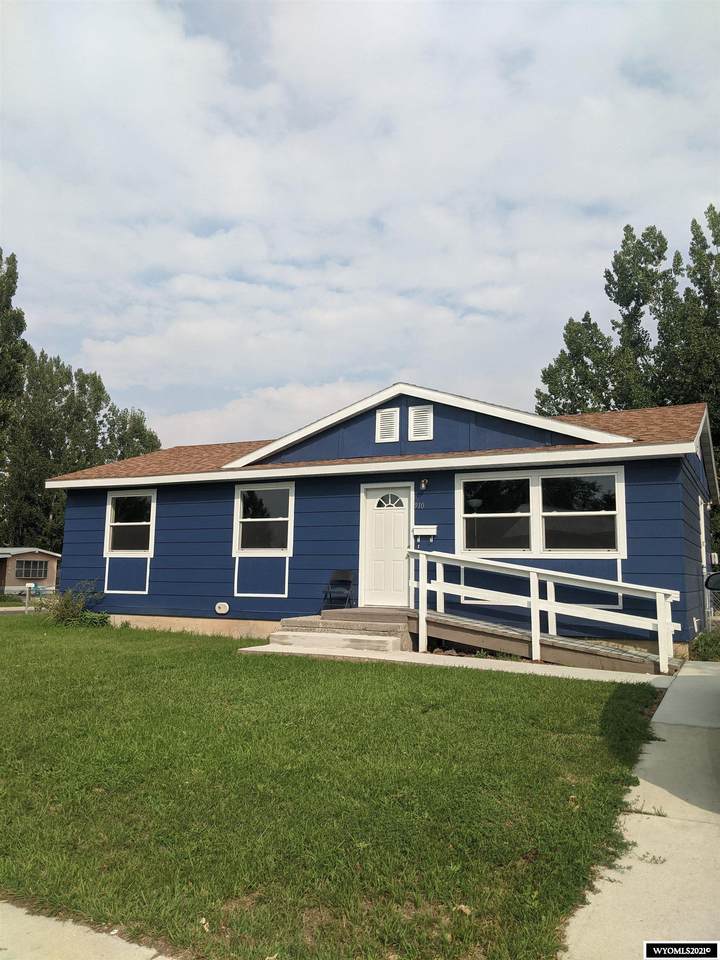 910 6th Street - Photo 1