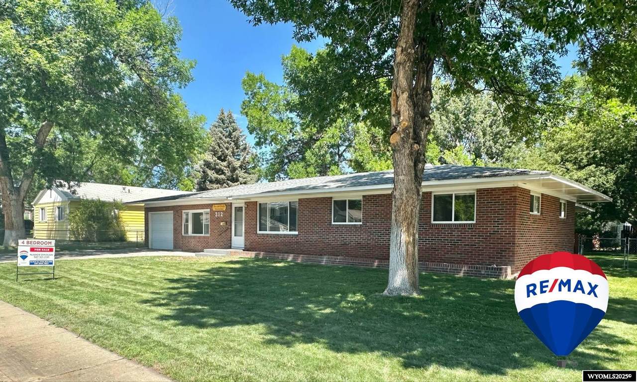 312 Sunset Drive - Photo 1