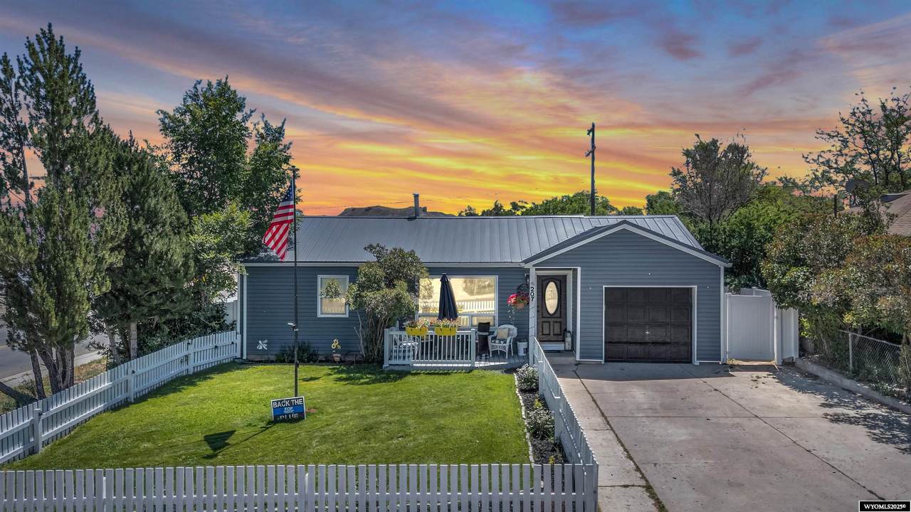 207 Jensen St - Photo 1