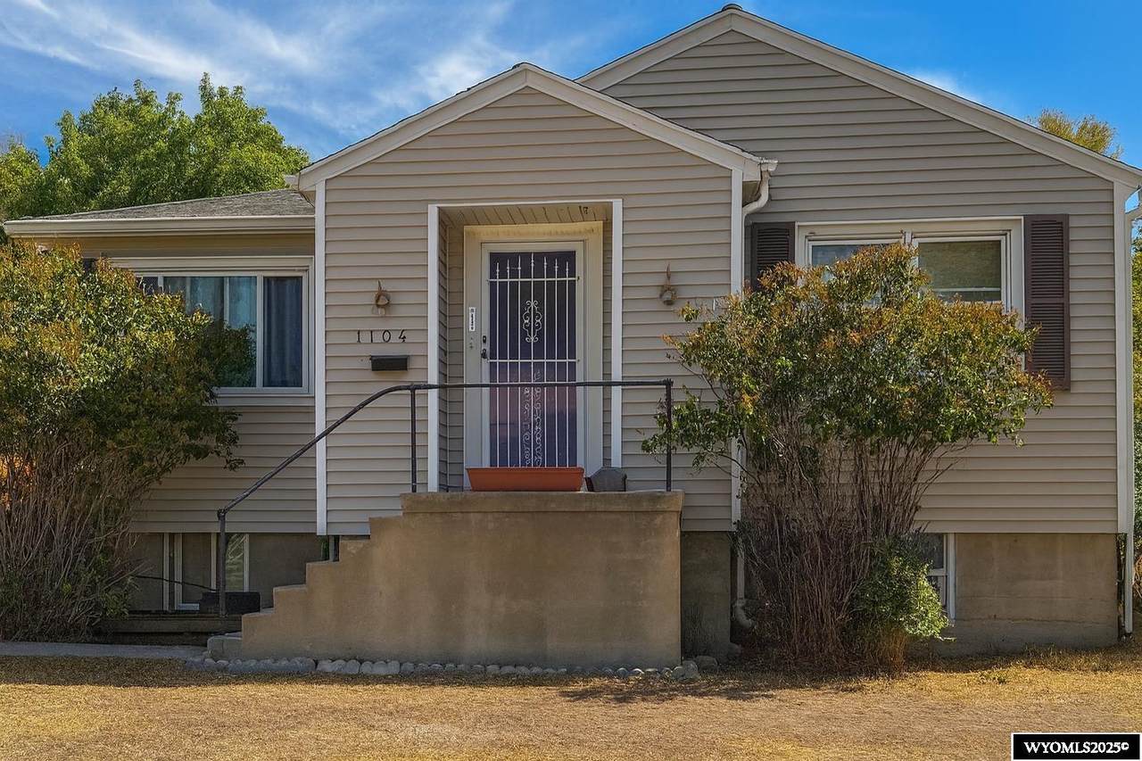 1104 New Hampshire - Photo 1