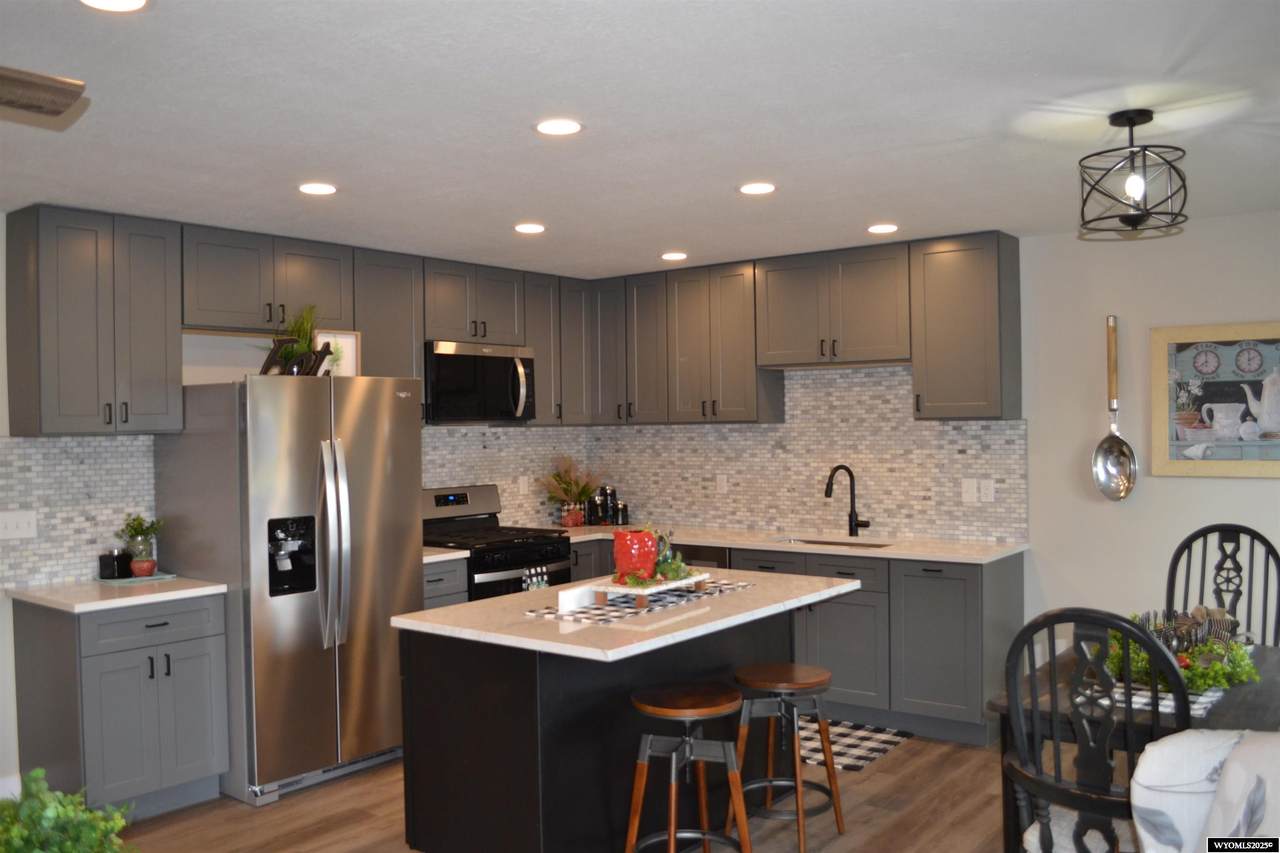 217 East St N - Photo 1