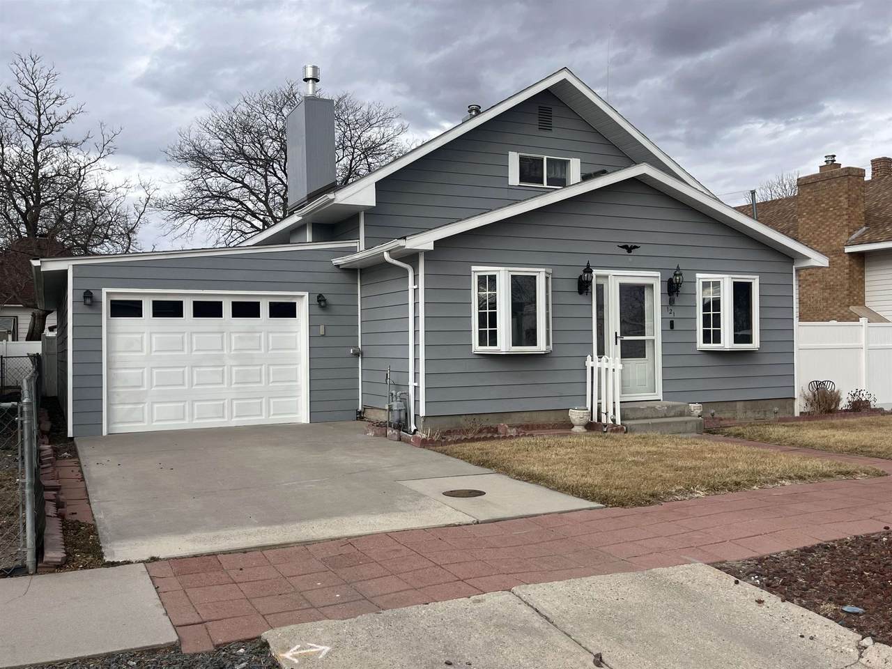 121 Laramie St - Photo 1