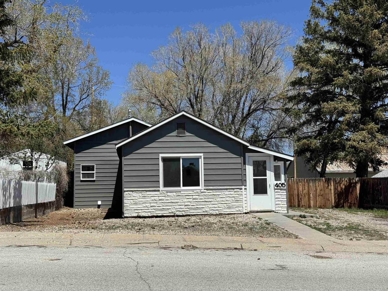 405 Daley Street - Photo 1