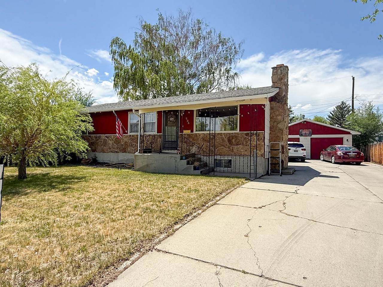 906 Eastview Drive - Photo 1