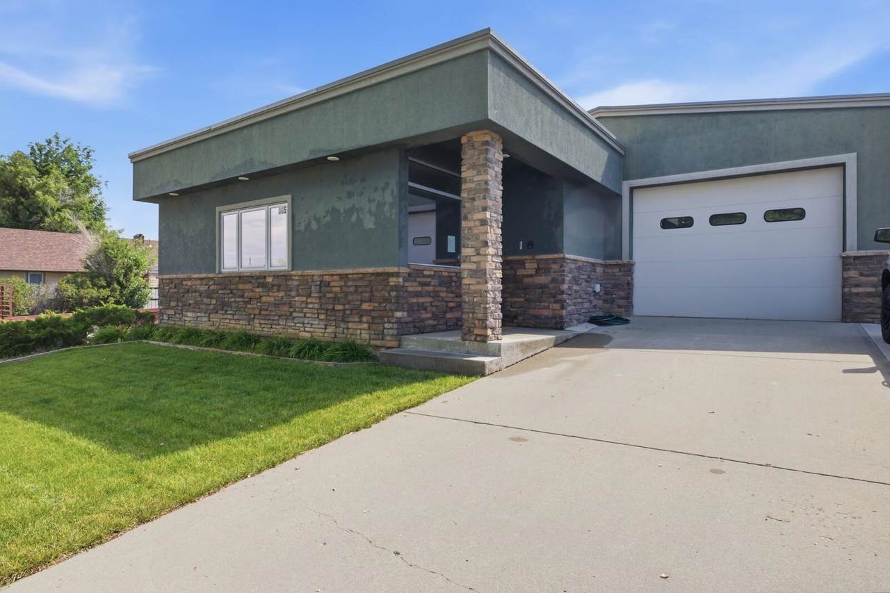 305 Lincoln Street - Photo 1