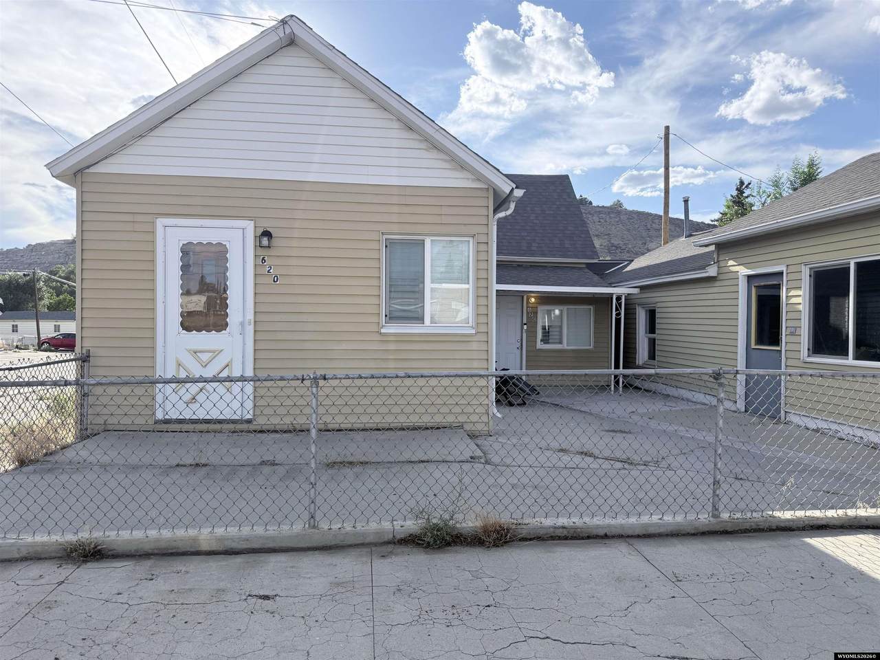 620 Center St - Photo 1