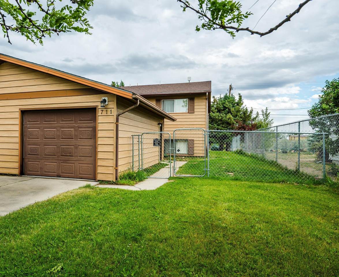 711 Burritt Avenue - Photo 1