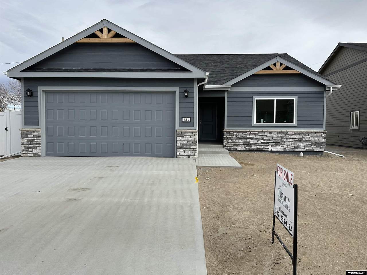 813 6th Avenue - Photo 1