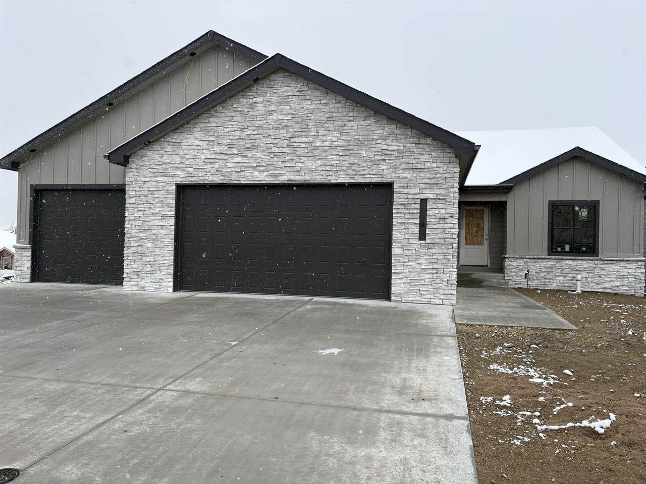2485 Heathrow Avenue - Photo 1