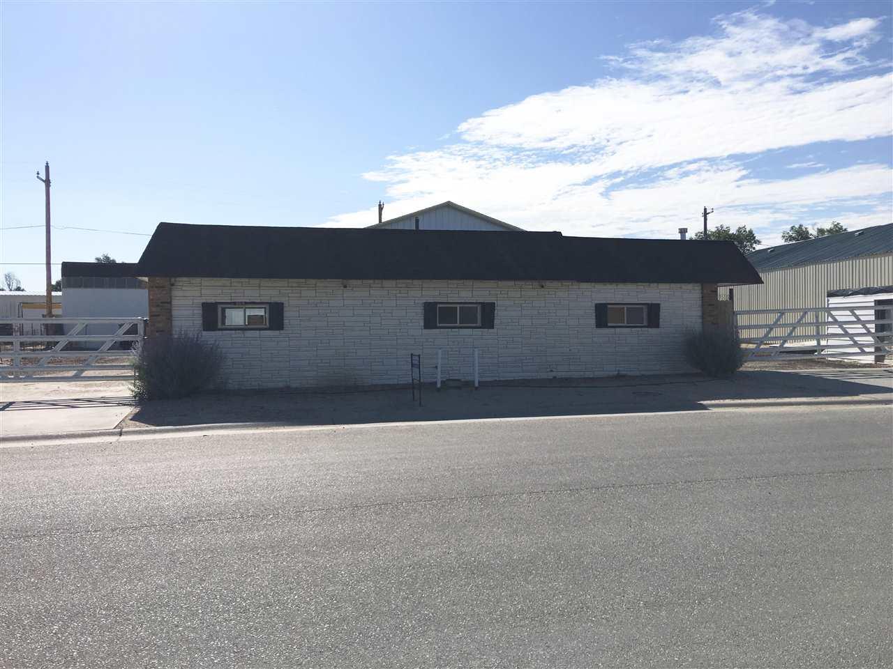 305 Lakeview Drive - Photo 1