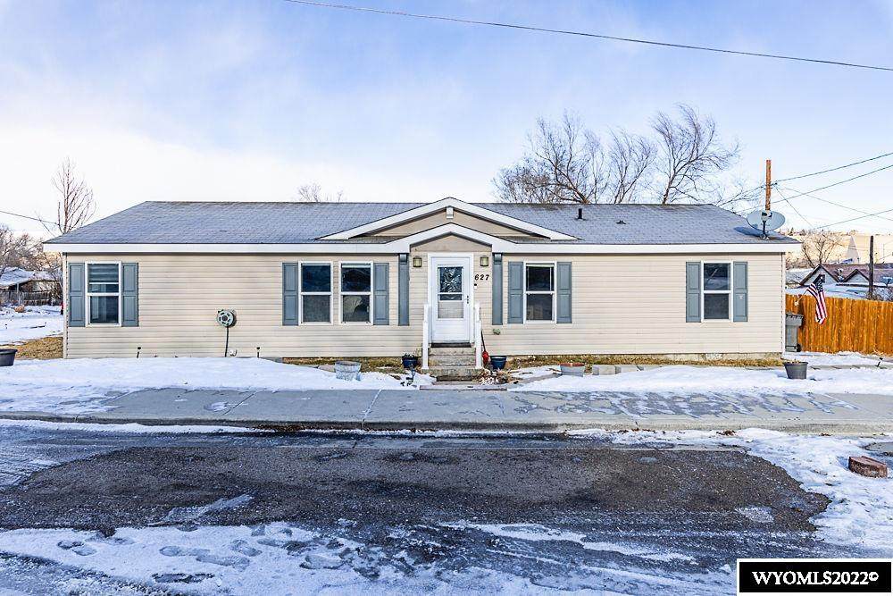 627 4th Ave W - Photo 1