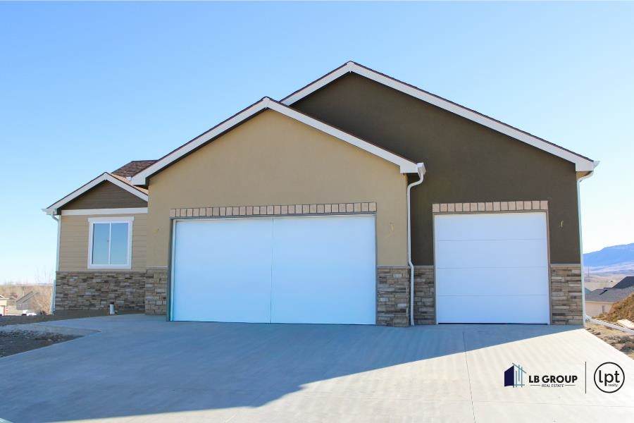 2185 Heathrow Avenue - Photo 1