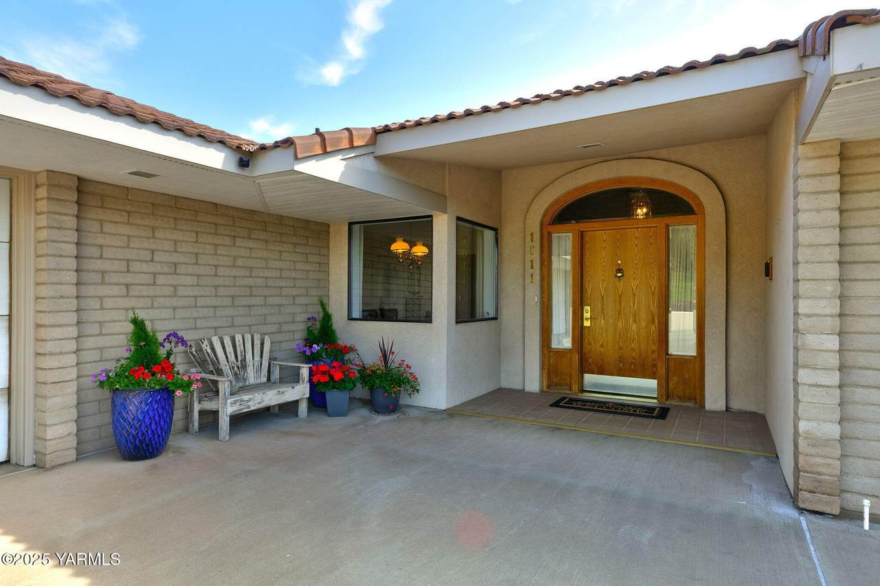 1011 42nd Pl - Photo 1