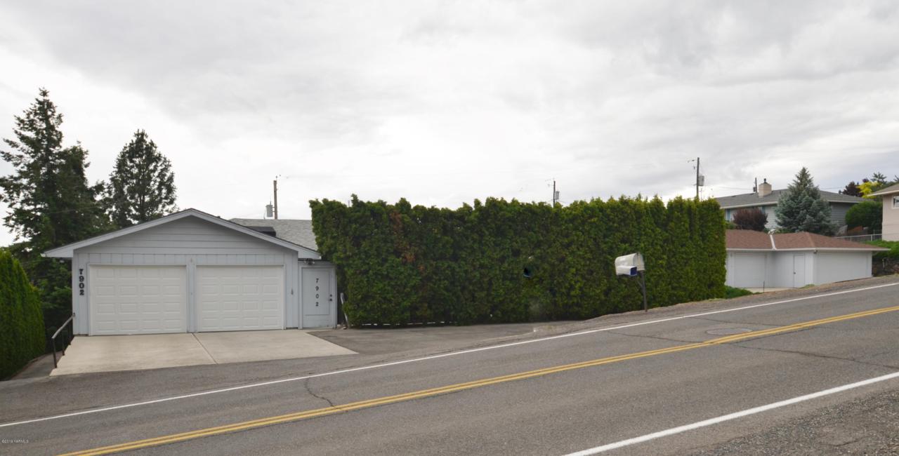 7902 Englewood Ave - Photo 1