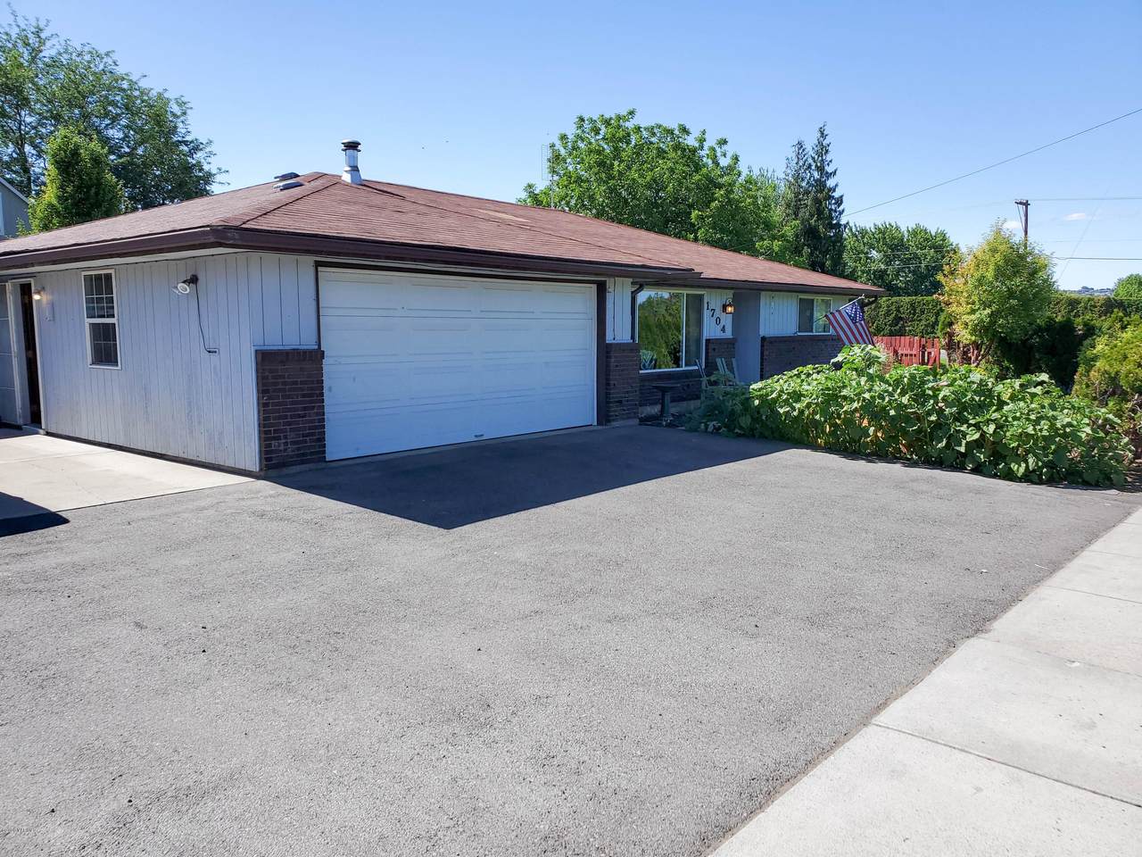 1704 72nd Ave - Photo 1