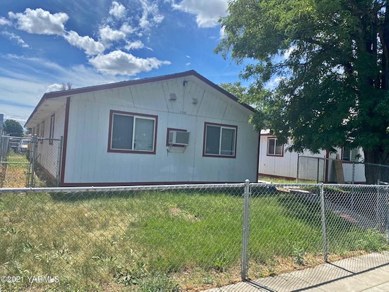 1112 Cherry Ave - Photo 1