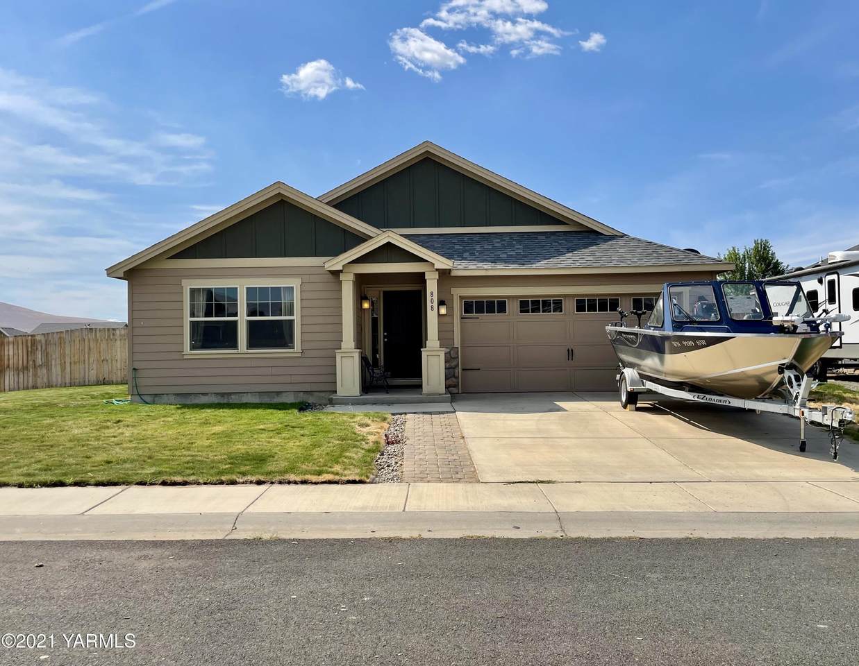 808 Summit Ave - Photo 1