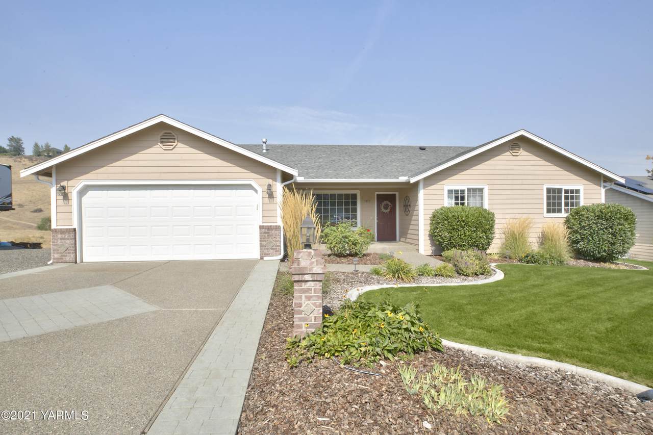 1607 Orchard Ave - Photo 1