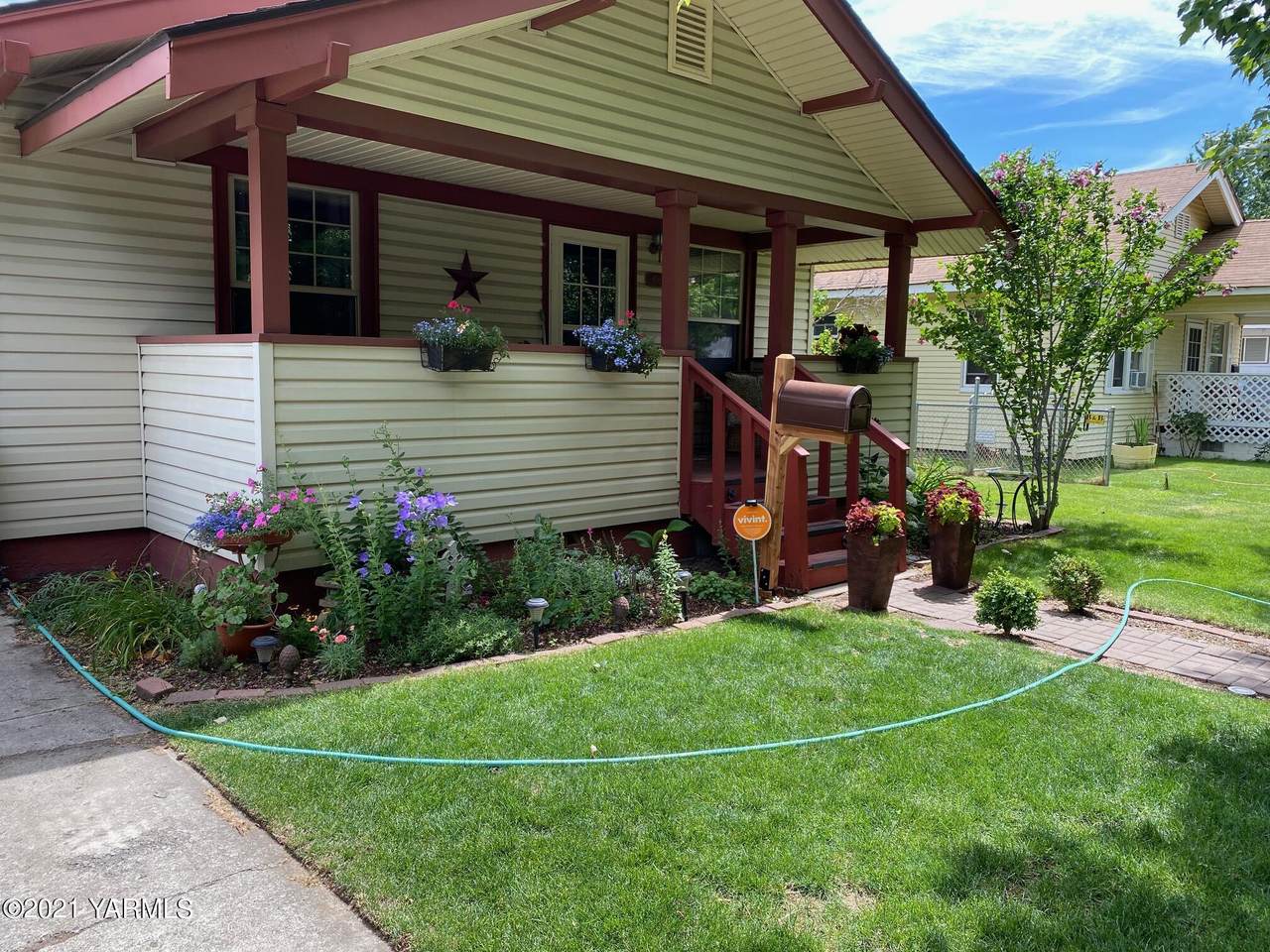 609 14th Ave - Photo 1