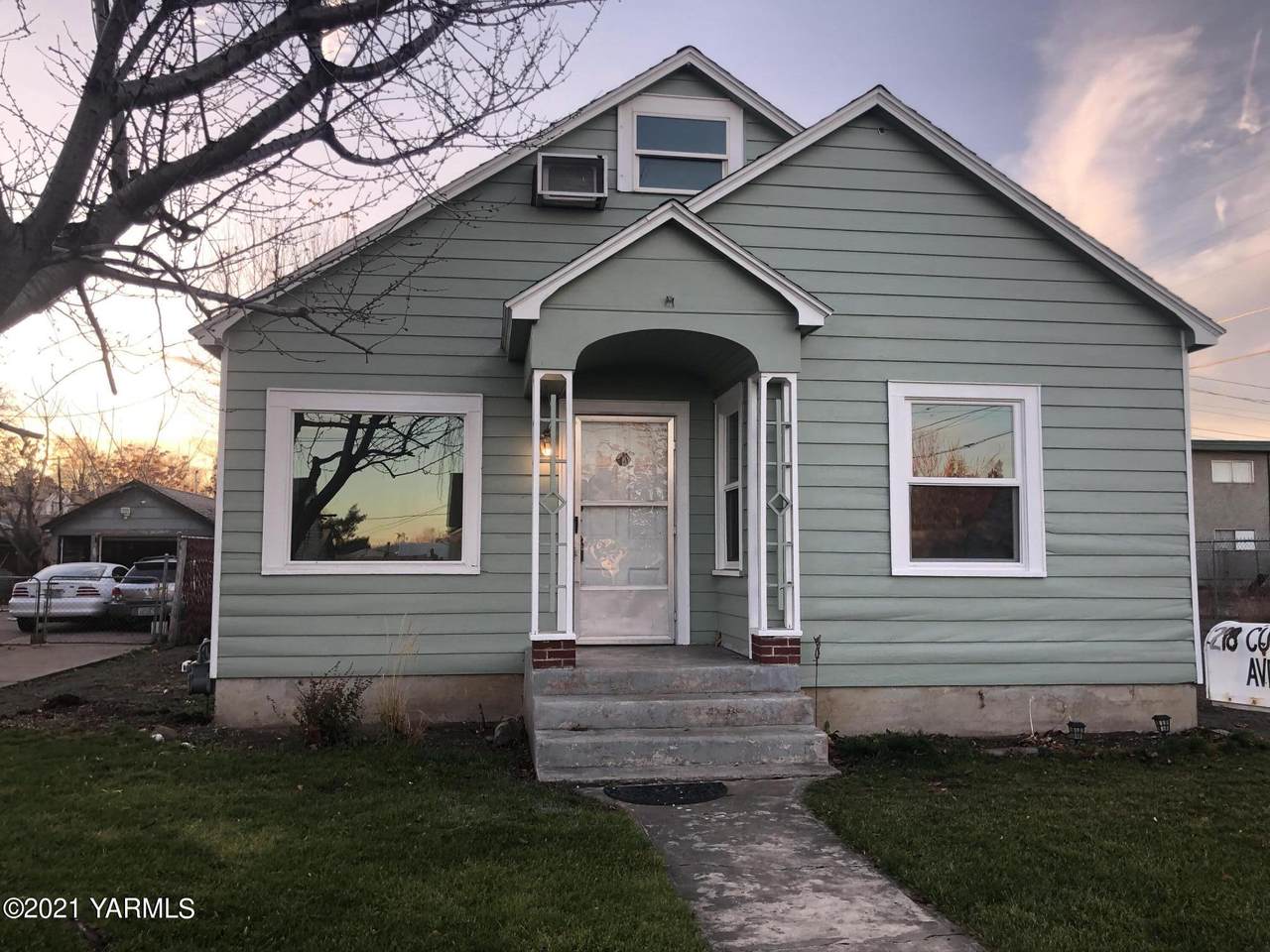 218 Custer Ave - Photo 1