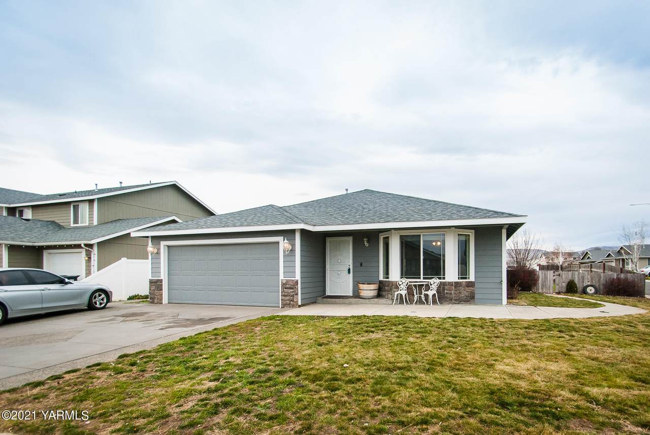 605 Columbus Ave - Photo 1