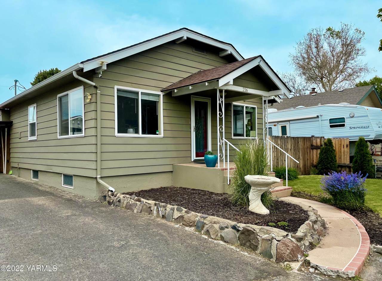 216 36th Ave - Photo 1