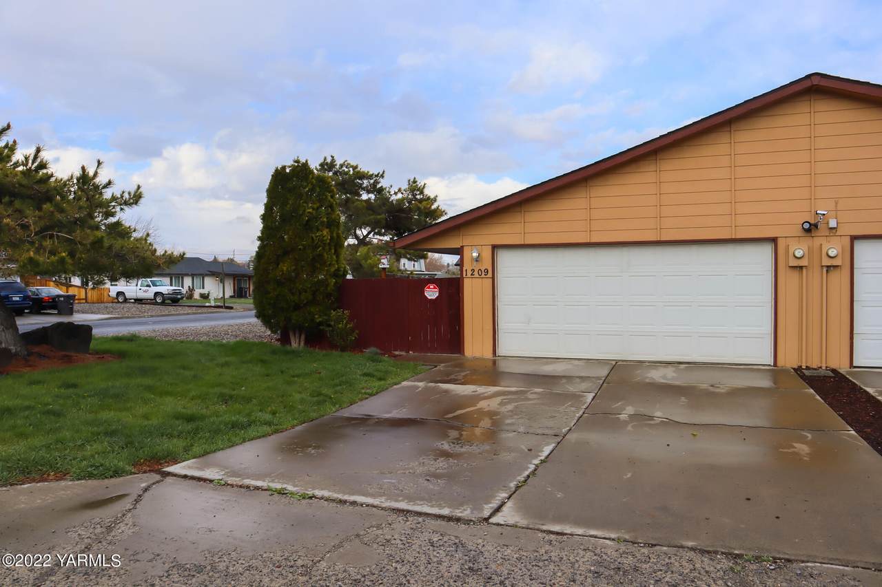 1209 43rd Ave - Photo 1