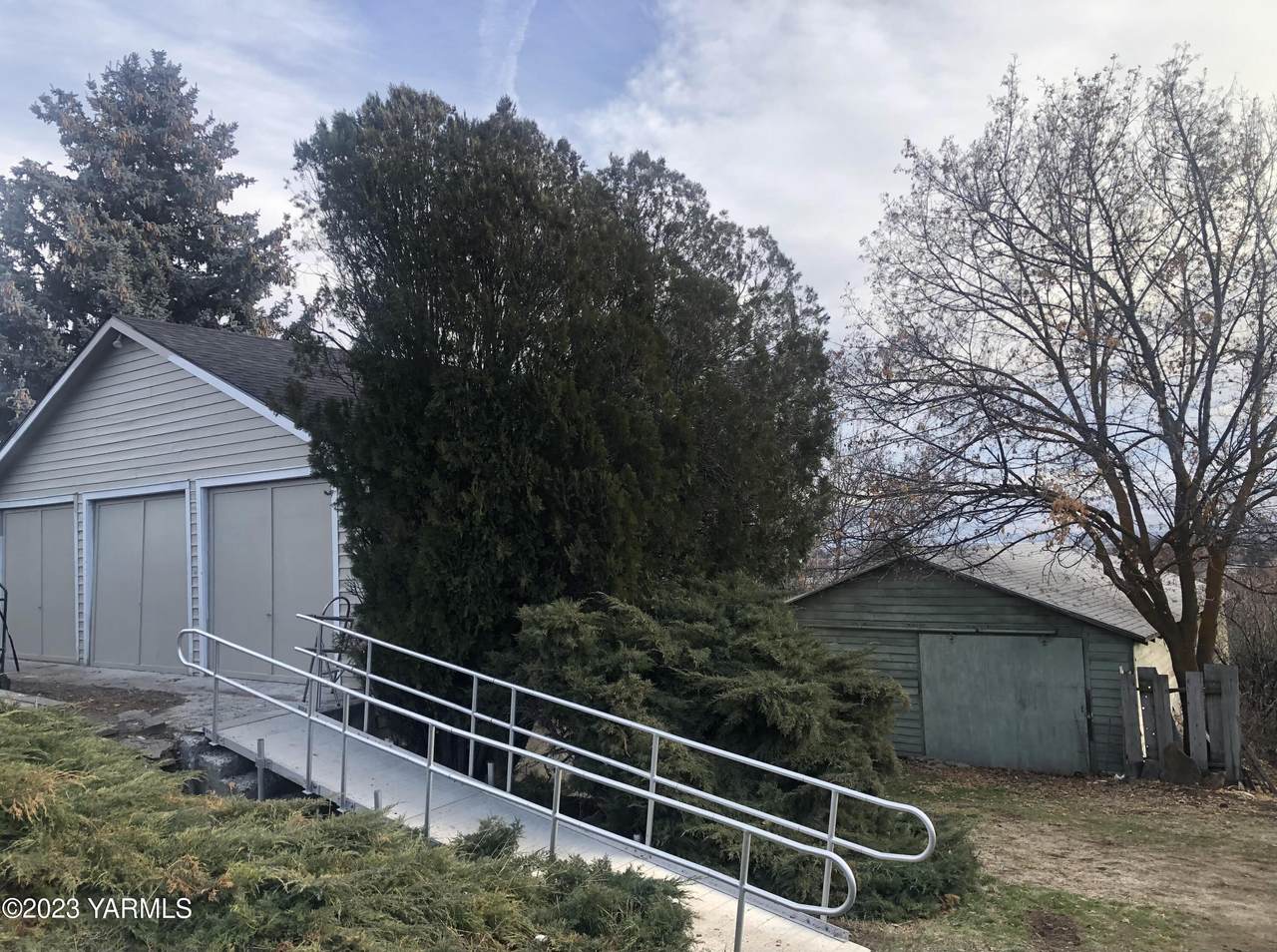 6104 Englewood Ave - Photo 1