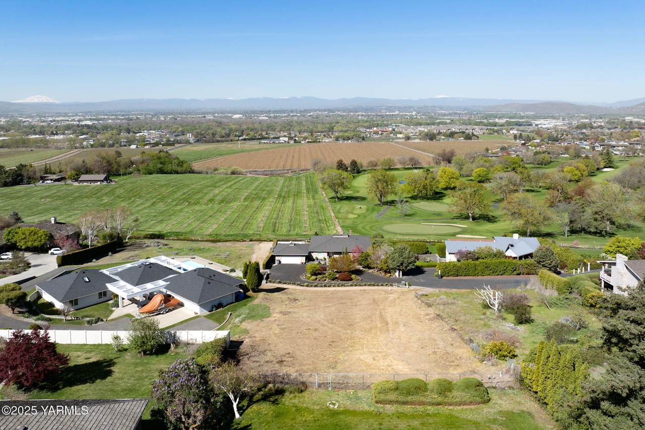 715 Fairway Dr - Photo 1