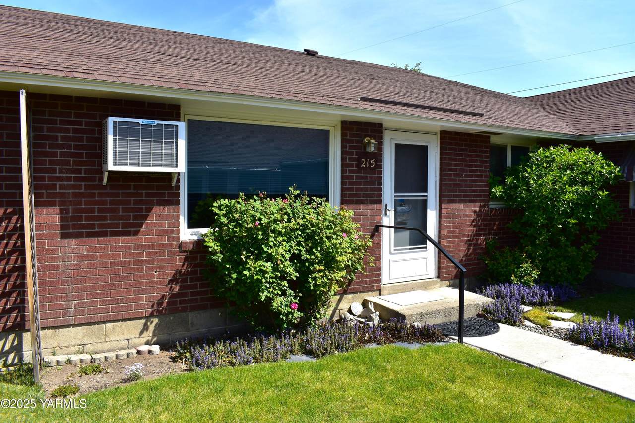 215 42nd Ave - Photo 1