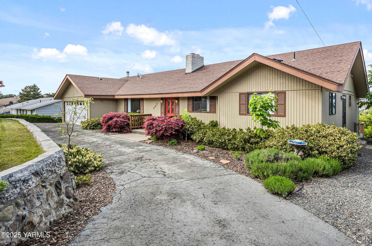 807 Ridgeview Ave - Photo 1