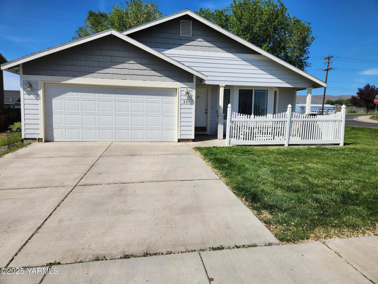 207 Clemans Ave - Photo 1