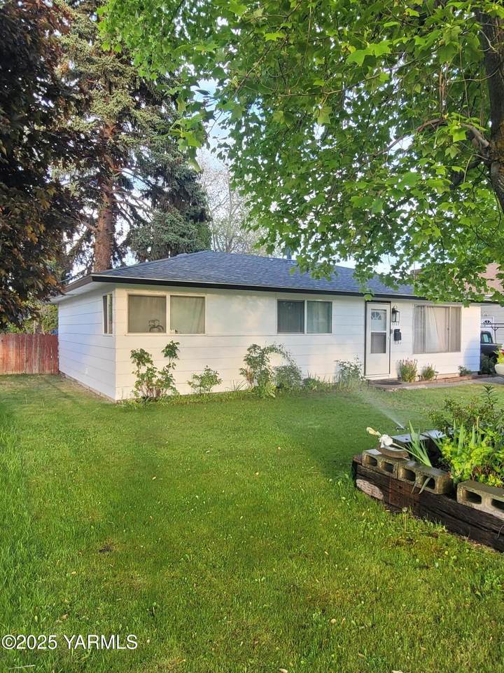 1109 Pleasant Ave - Photo 1