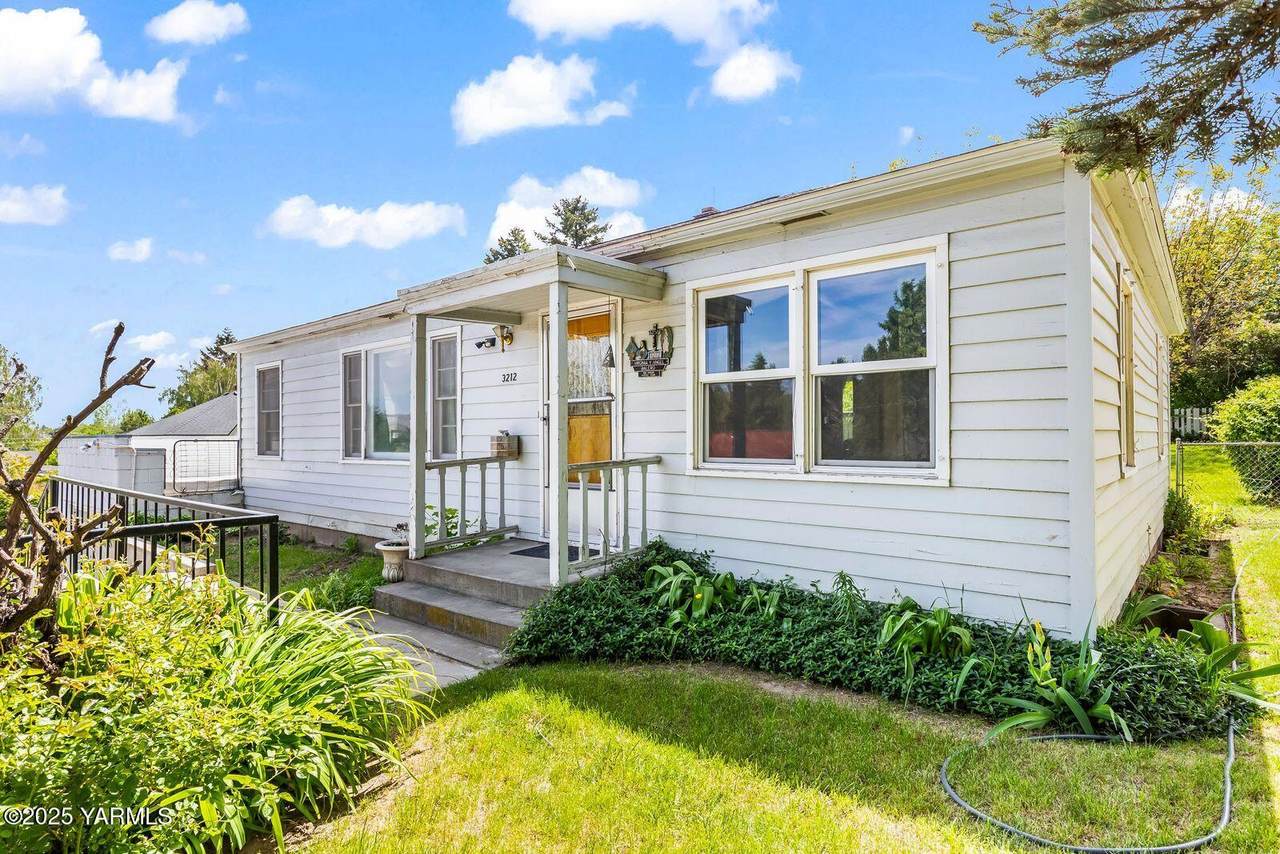 3212 Lincoln Ave - Photo 1