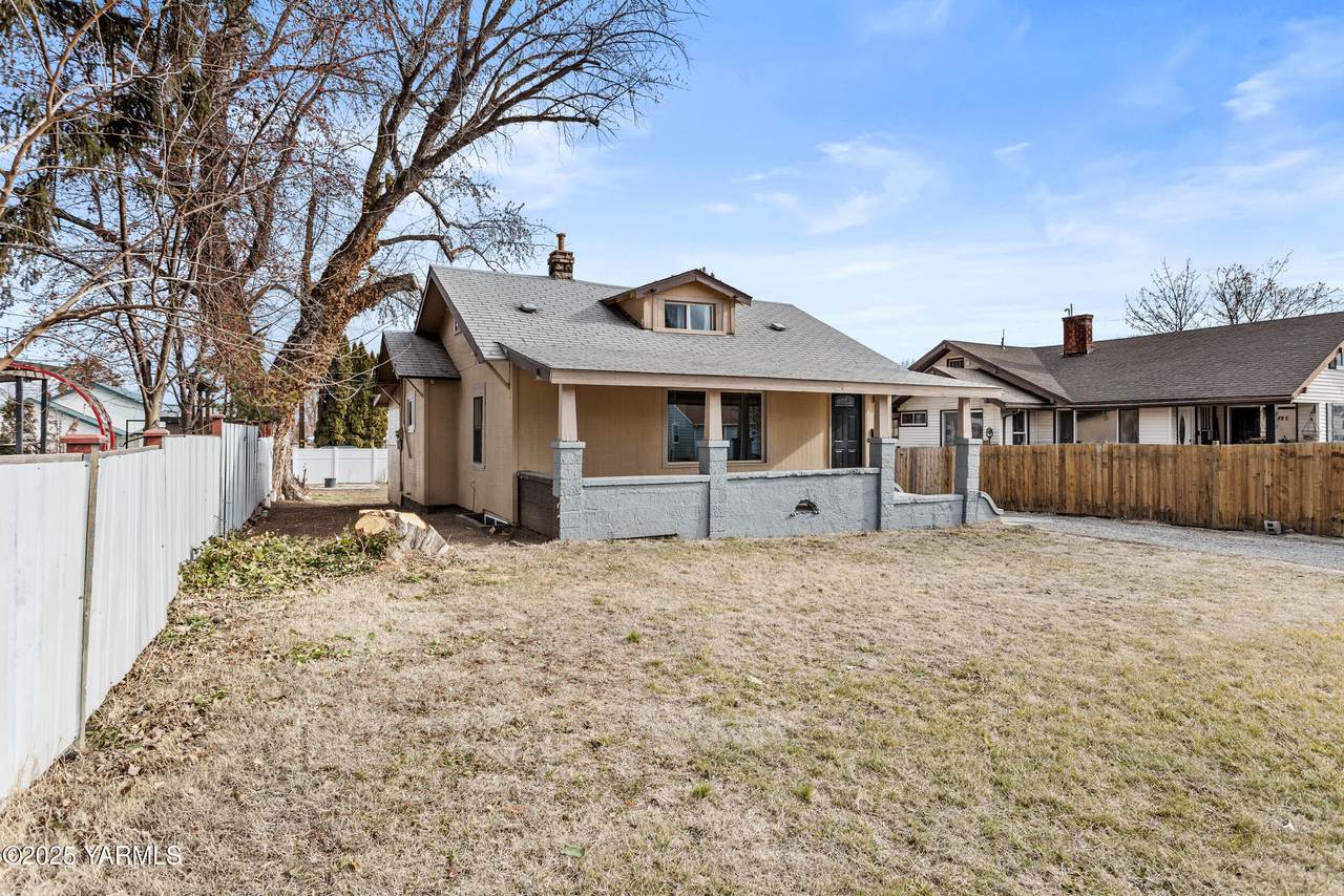 1009 21st Ave - Photo 1