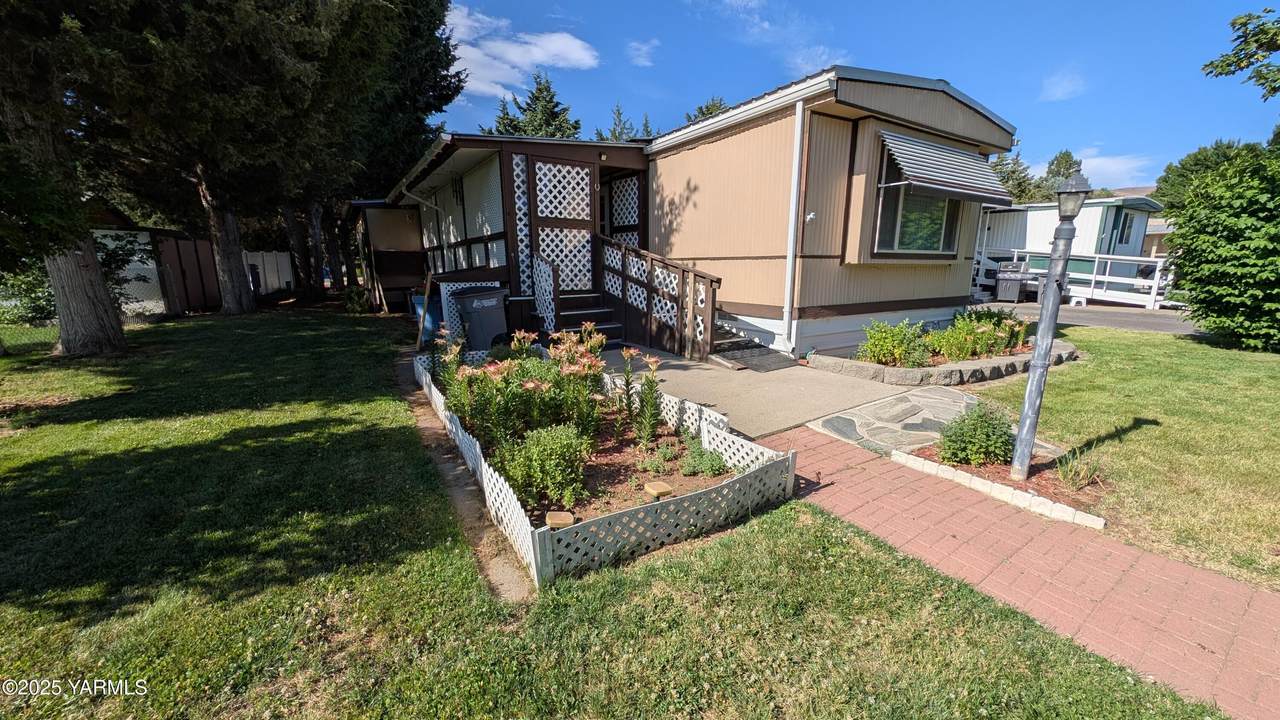 2205 Butterfield Rd - Photo 1