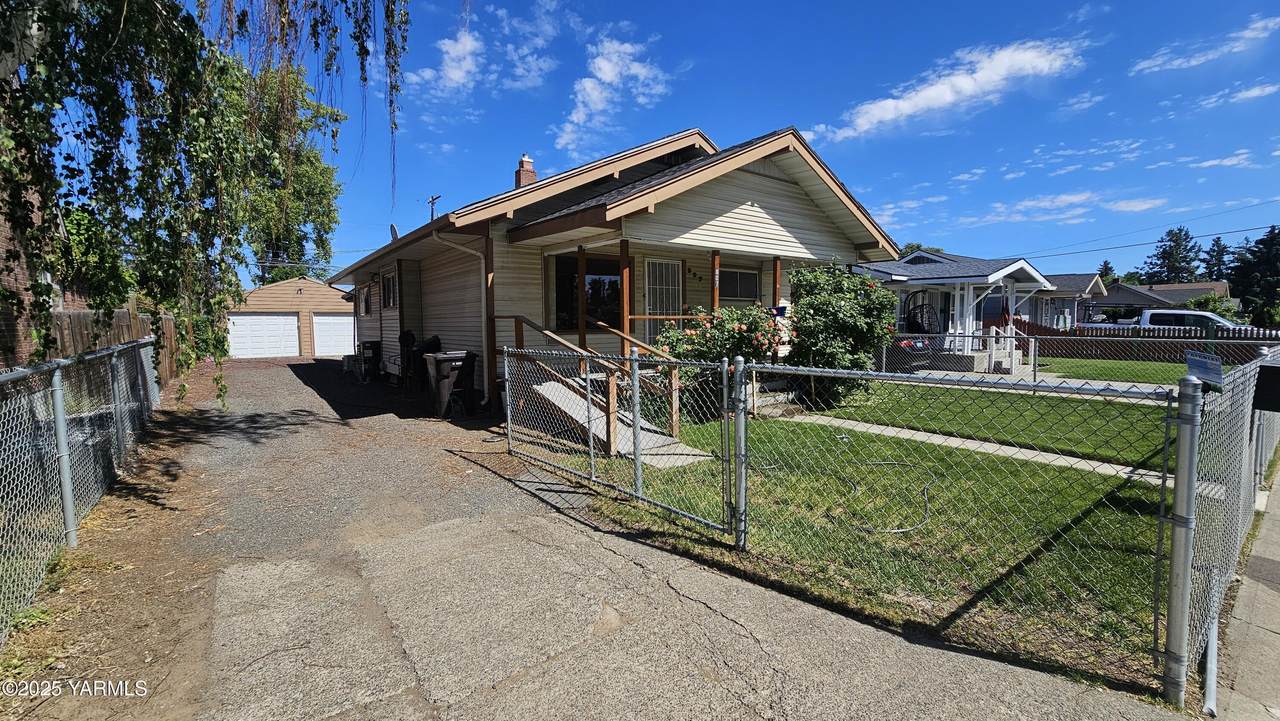 807 11th Ave - Photo 1