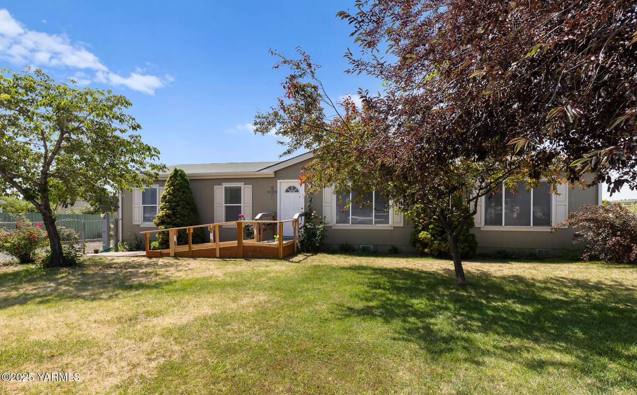 1403 Ashbrooks Way - Photo 1